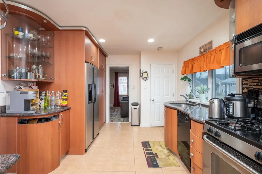 67 E Dean Street Freeport NY 11520