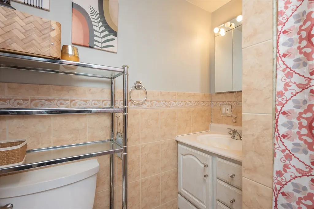 67 E Dean Street Freeport NY 11520