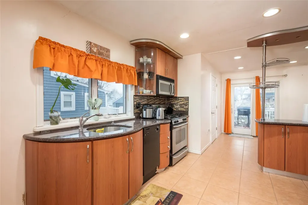 67 E Dean Street Freeport NY 11520