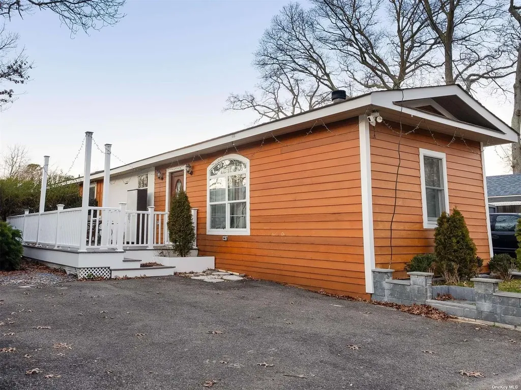 32 Bluebird Place Riverhead NY 11901