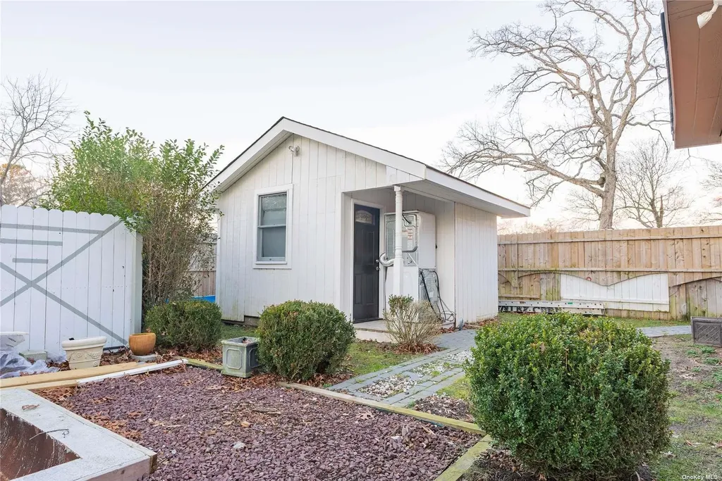32 Bluebird Place Riverhead NY 11901