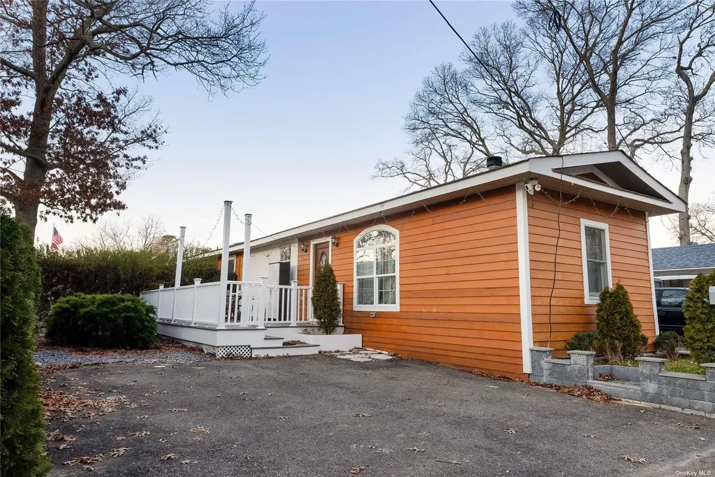 32 Bluebird Place Riverhead NY 11901