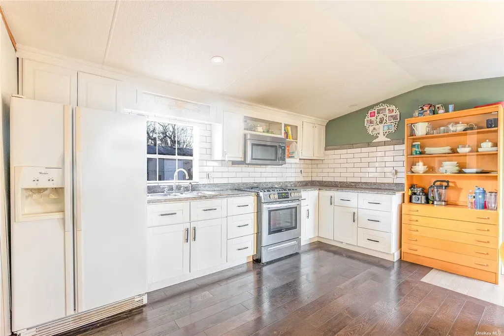 32 Bluebird Place Riverhead NY 11901