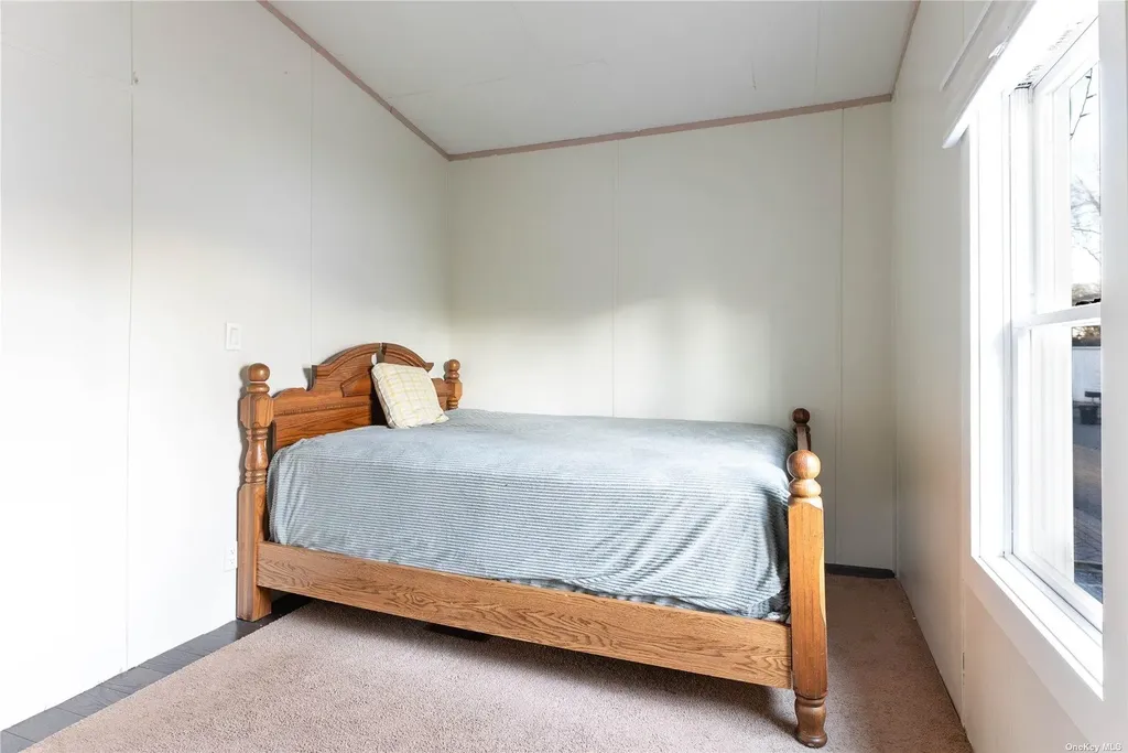 32 Bluebird Place Riverhead NY 11901