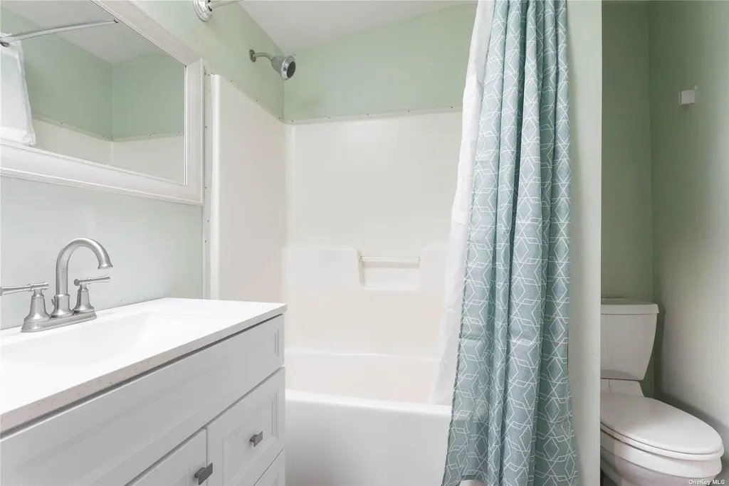 32 Bluebird Place Riverhead NY 11901