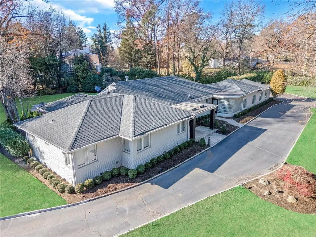 9 Rogers Road Great Neck NY 11024