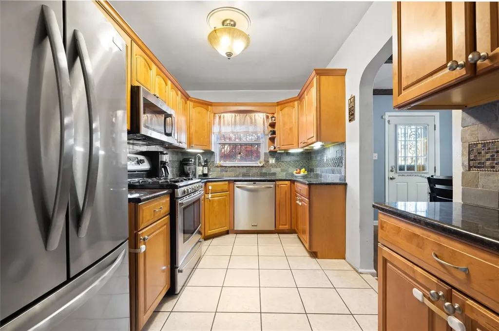 2434 Fish Avenue Bronx NY 10469