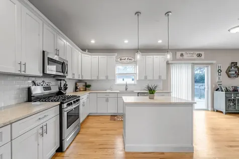 31 Windus Shirley NY 11967