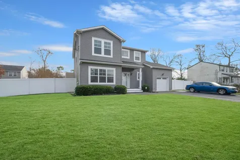 31 Windus Shirley NY 11967