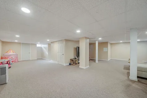 31 Windus Shirley NY 11967