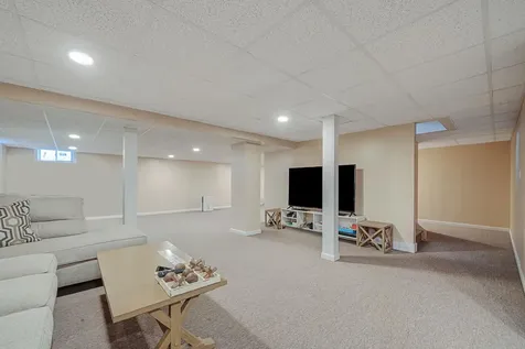 31 Windus Shirley NY 11967