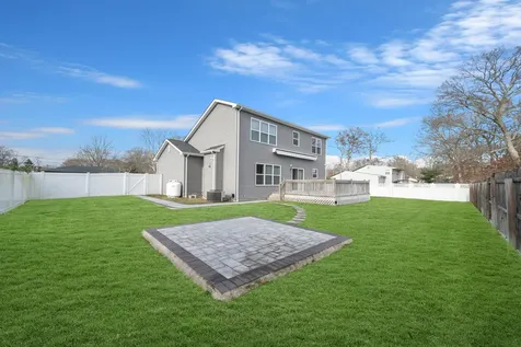 31 Windus Shirley NY 11967