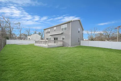 31 Windus Shirley NY 11967