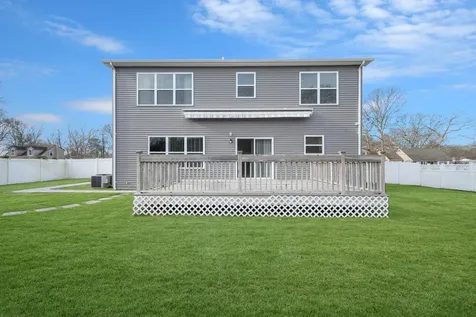 31 Windus Shirley NY 11967