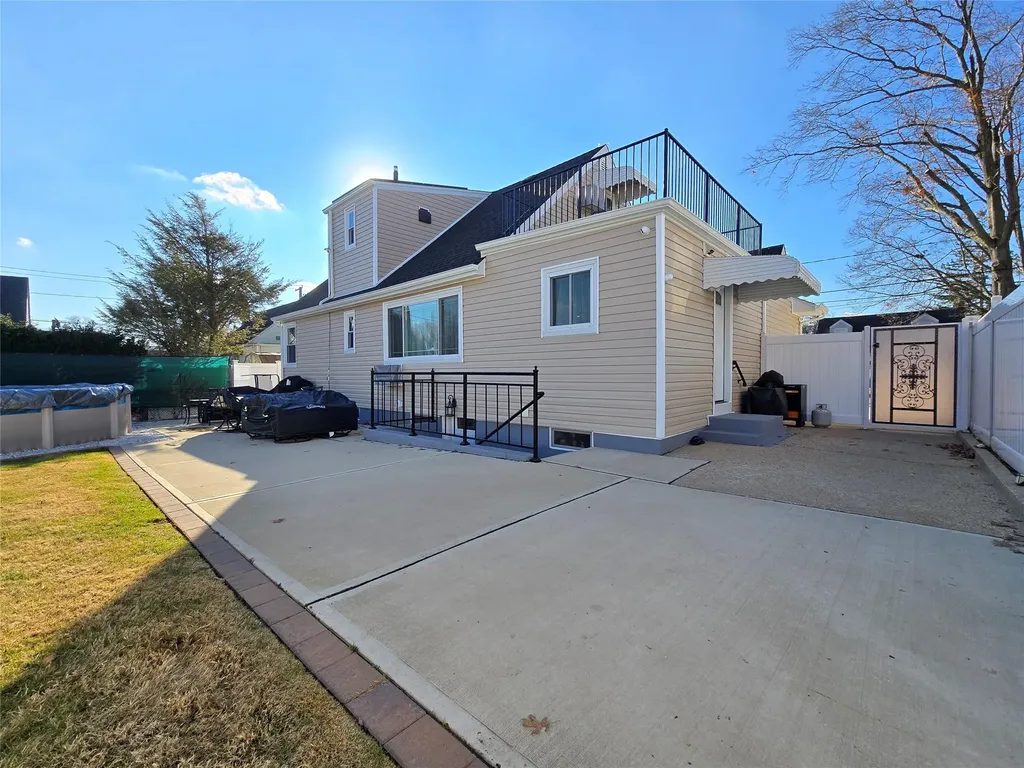 17 Hillcrest Drive Westbury NY 11590