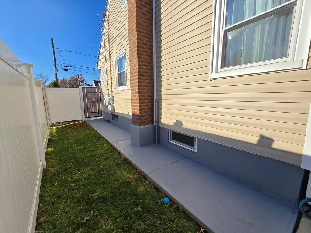 17 Hillcrest Drive Westbury NY 11590