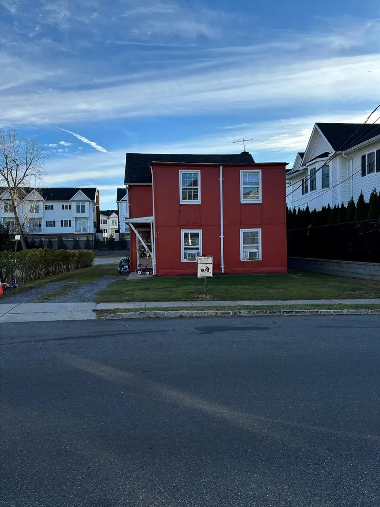 25 Skillman Street Roslyn NY 11576