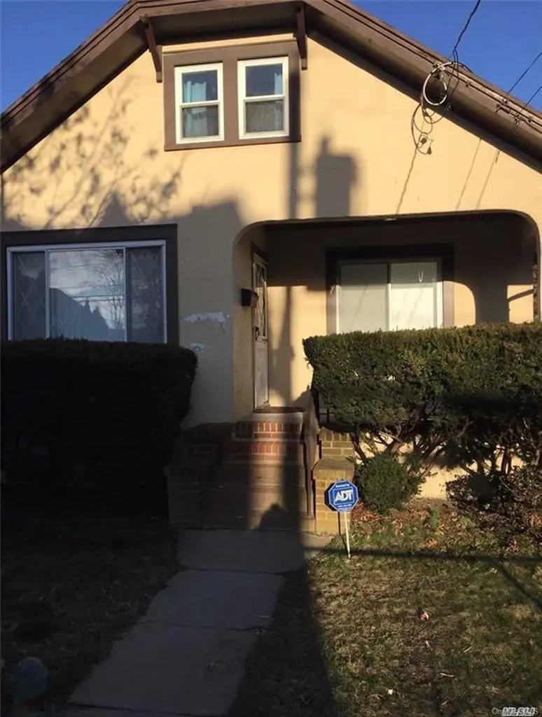 7 2nd Avenue East Islip NY 11730