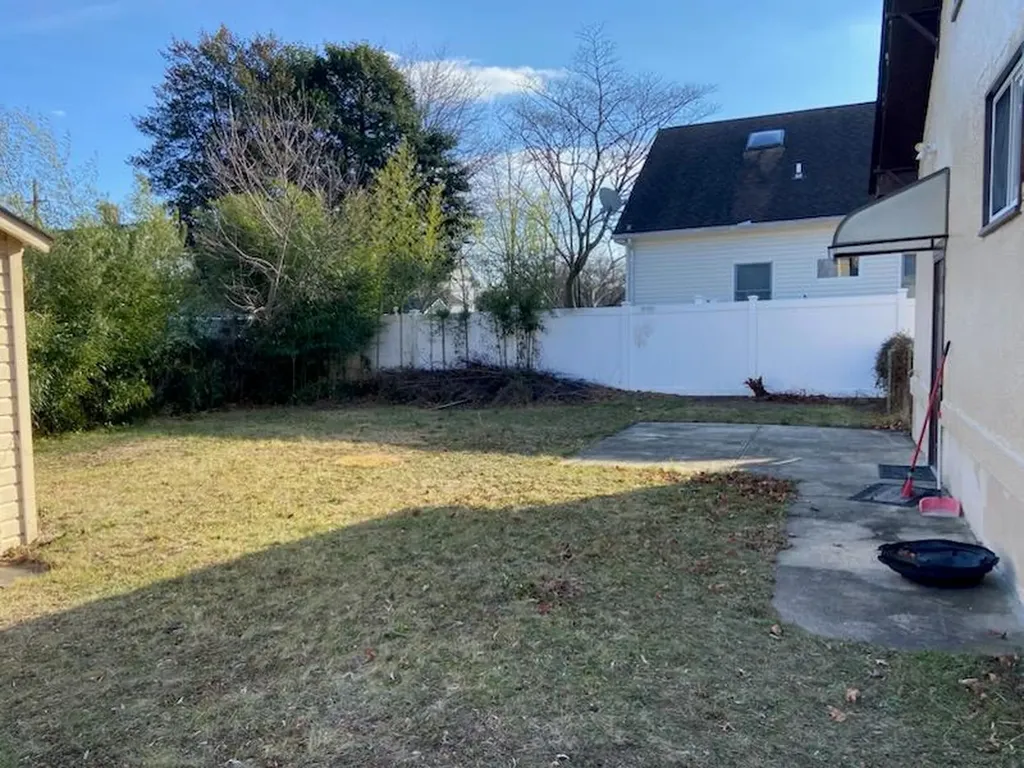 7 2nd Avenue East Islip NY 11730