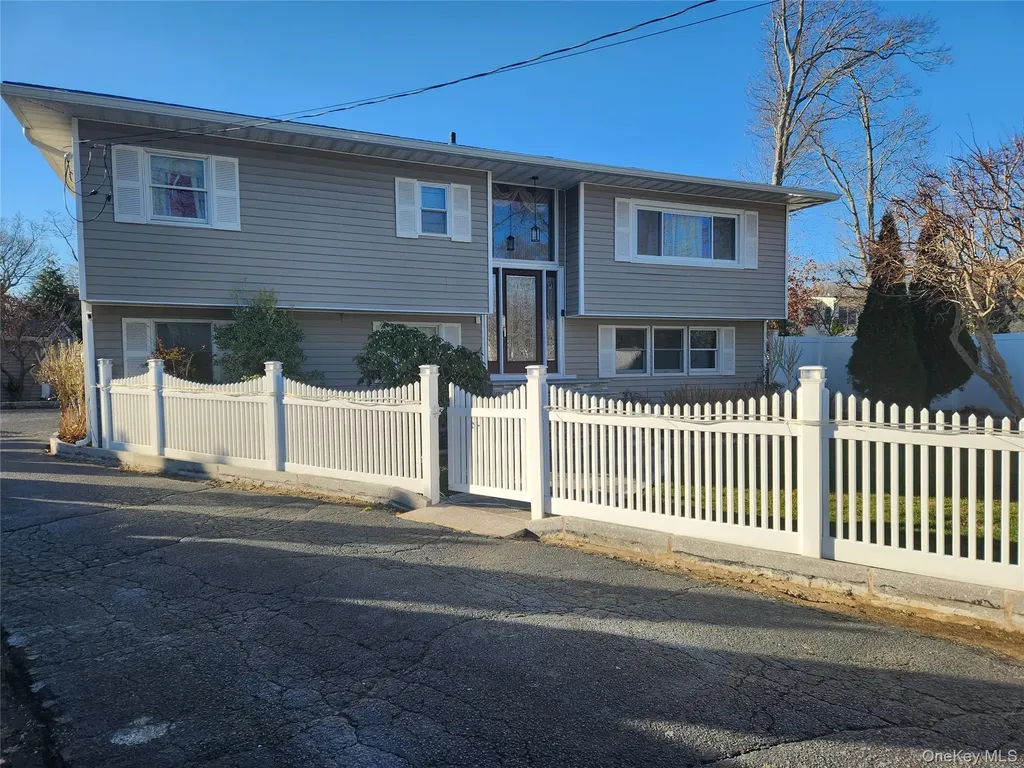 27 Estates Lane Shoreham NY 11786