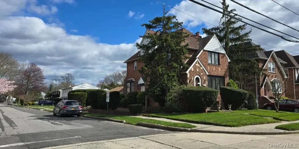 169 Bixley Heath Lynbrook NY 11563