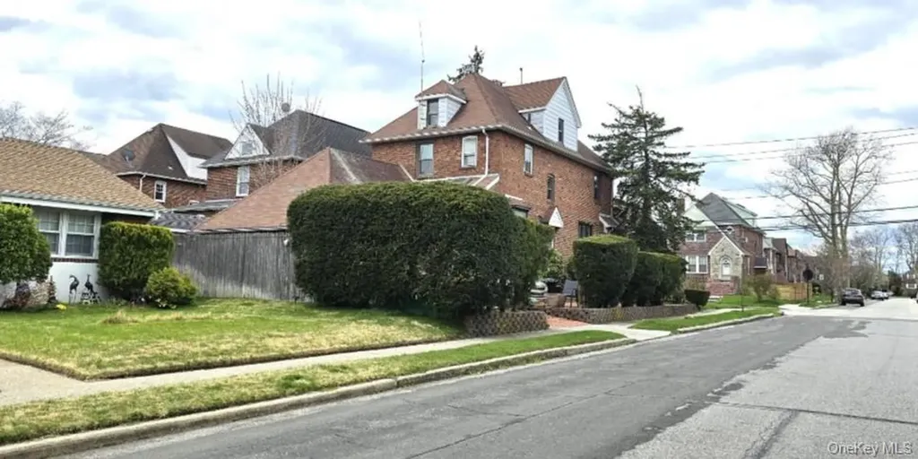 169 Bixley Heath Lynbrook NY 11563
