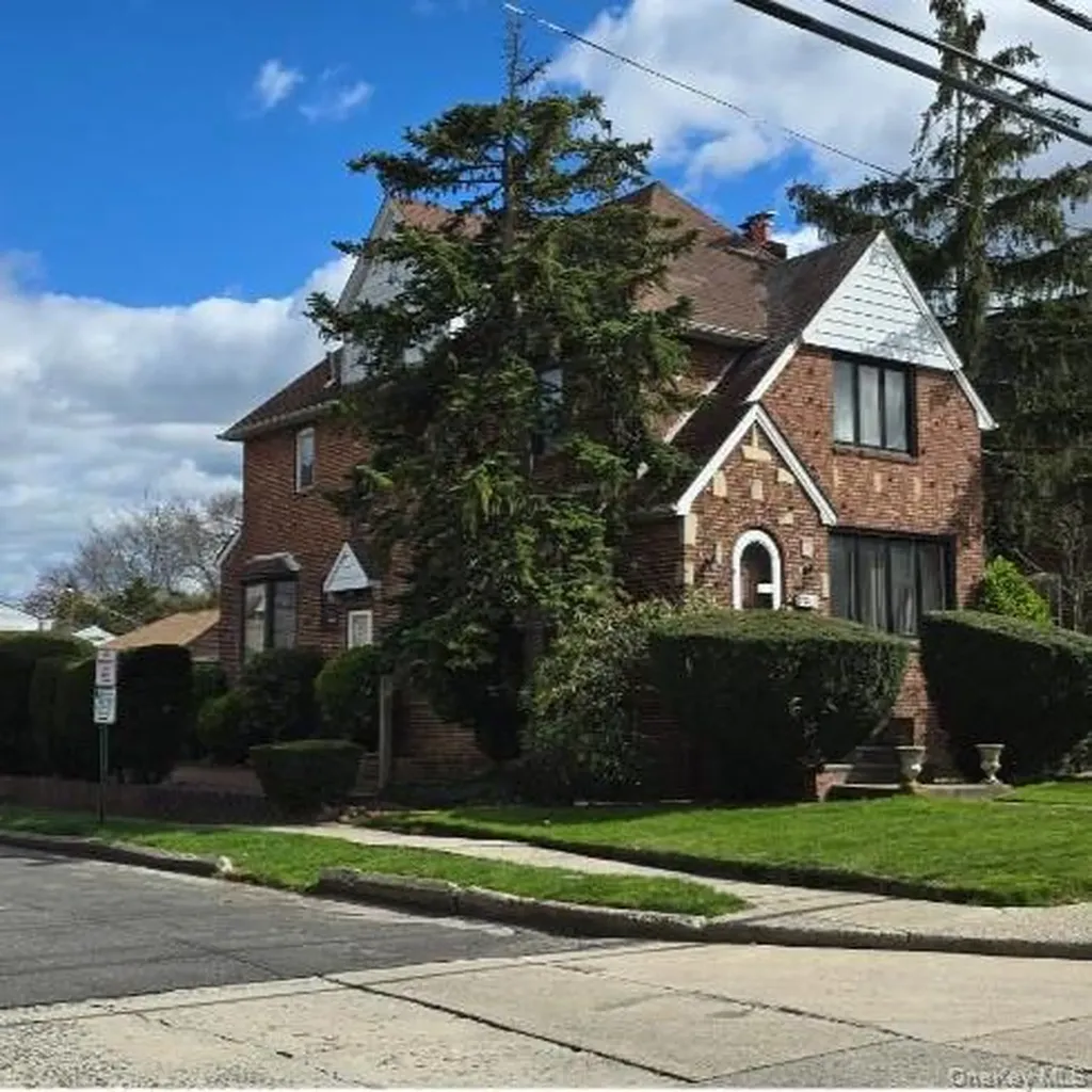 169 Bixley Heath Lynbrook NY 11563