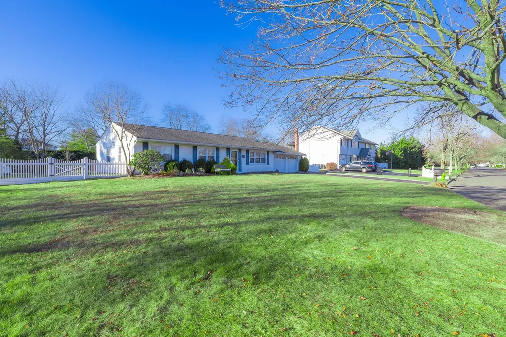 14 Hemlock Lane Smithtown NY 11787