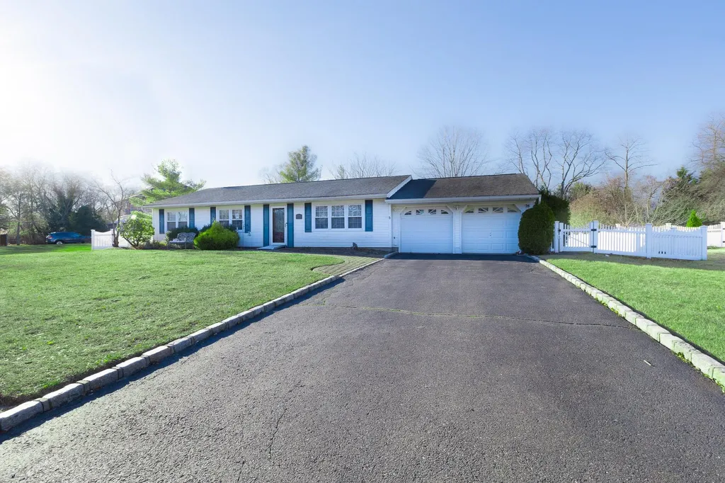 14 Hemlock Lane Smithtown NY 11787