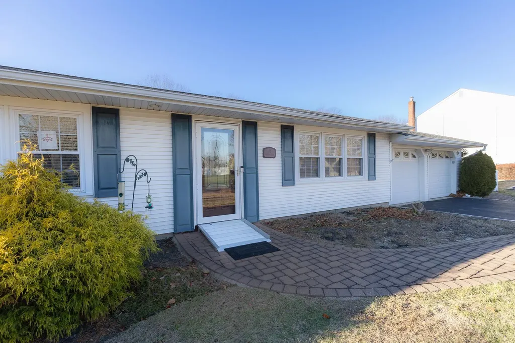 14 Hemlock Lane Smithtown NY 11787