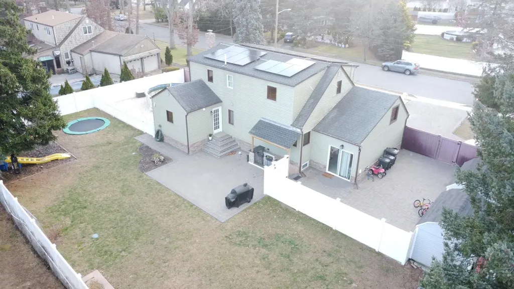 5 Kahn Lane Babylon NY 11704