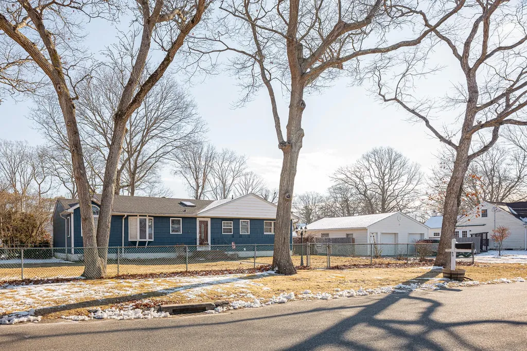 45 Heston Road Shirley NY 11967