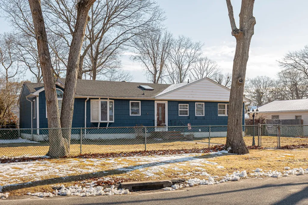 45 Heston Road Shirley NY 11967
