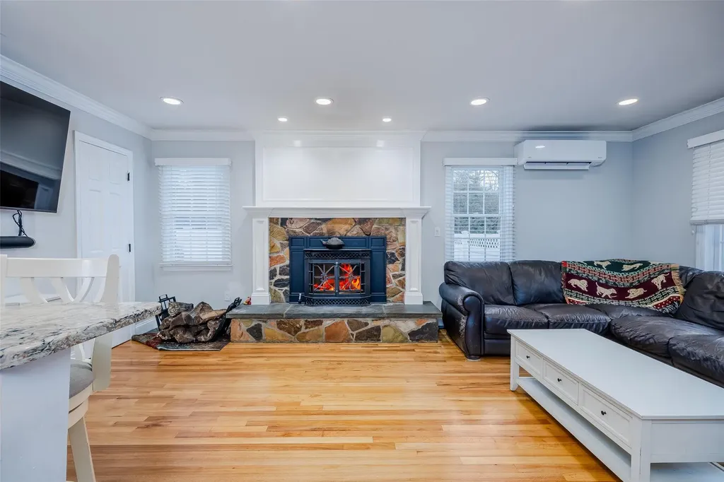 89 Parkside Avenue Miller Place NY 11764