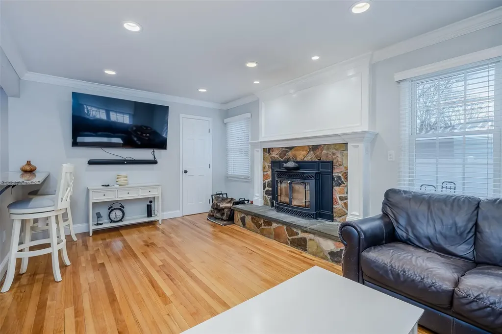 89 Parkside Avenue Miller Place NY 11764