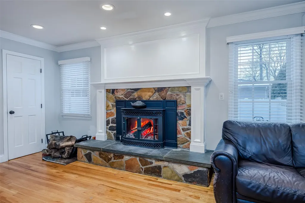 89 Parkside Avenue Miller Place NY 11764