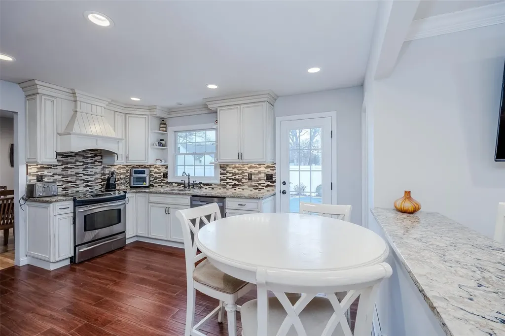 89 Parkside Avenue Miller Place NY 11764