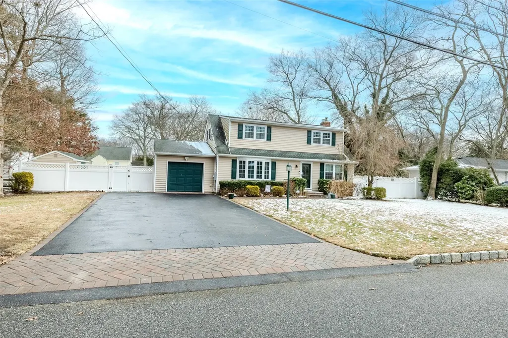 89 Parkside Avenue Miller Place NY 11764