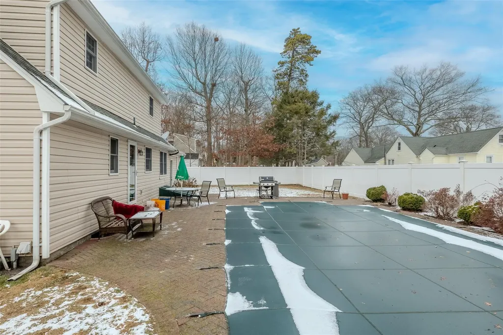 89 Parkside Avenue Miller Place NY 11764
