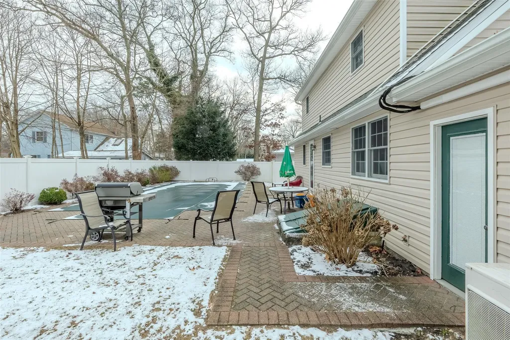 89 Parkside Avenue Miller Place NY 11764