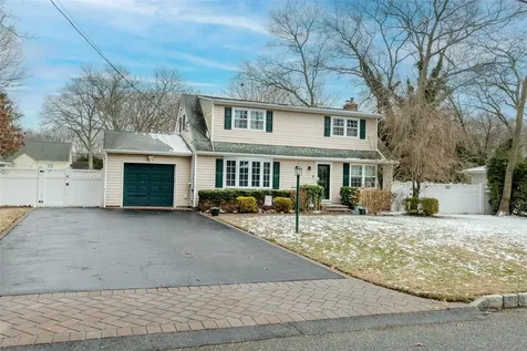89 Parkside Avenue Miller Place NY 11764