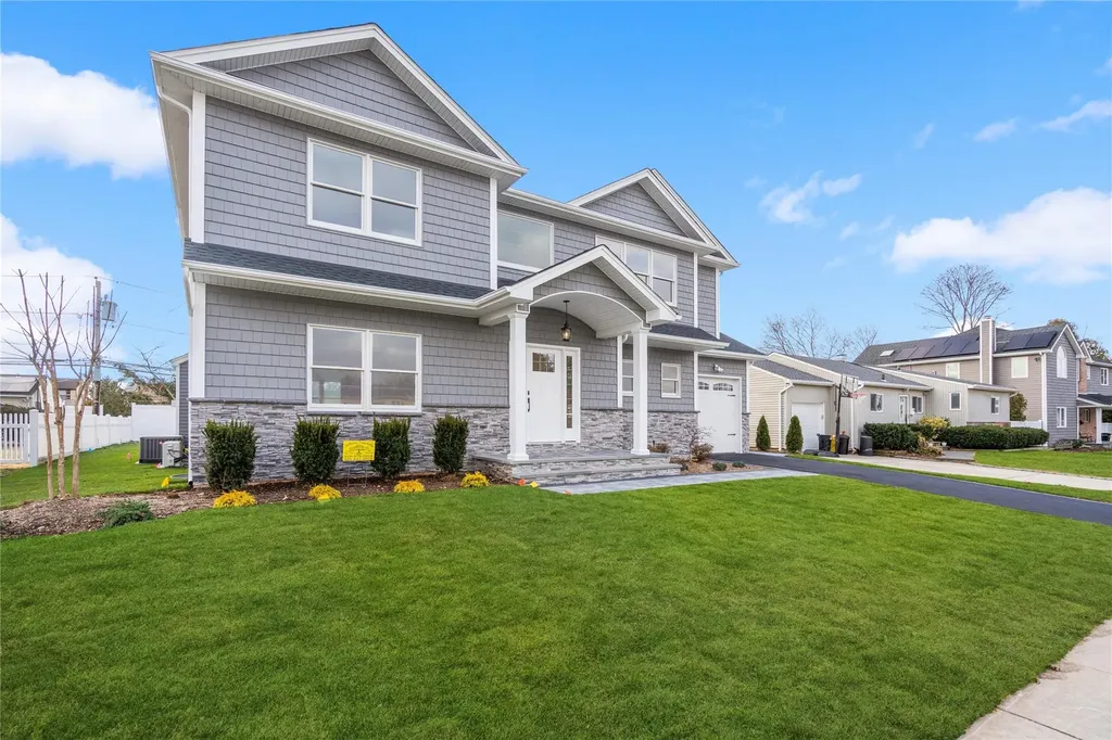 35 Peter Lane Plainview NY 11803