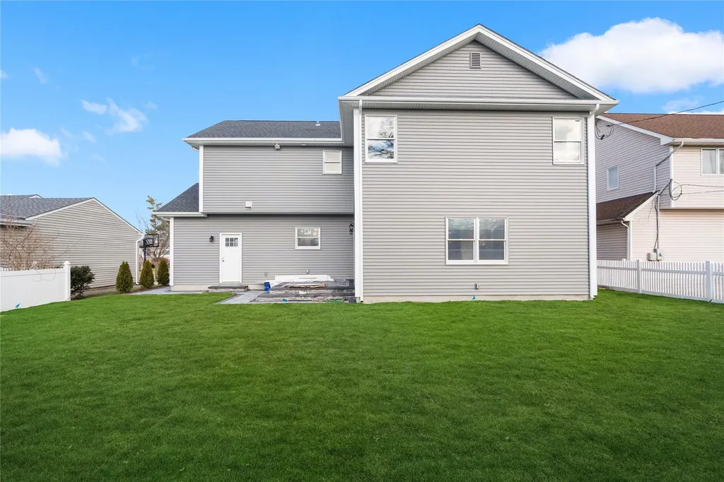 35 Peter Lane Plainview NY 11803
