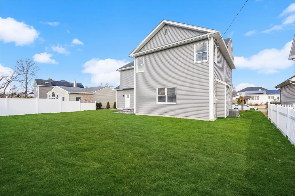 35 Peter Lane Plainview NY 11803