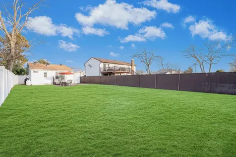 681 East Drive Lindenhurst NY 11757