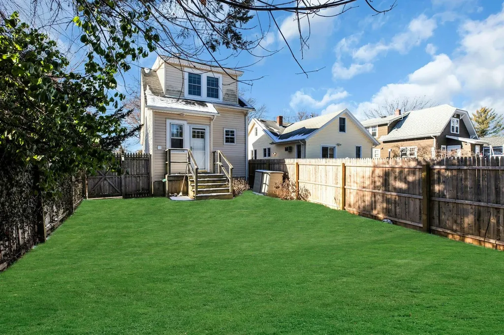 520 Washington Avenue Lindenhurst NY 11757