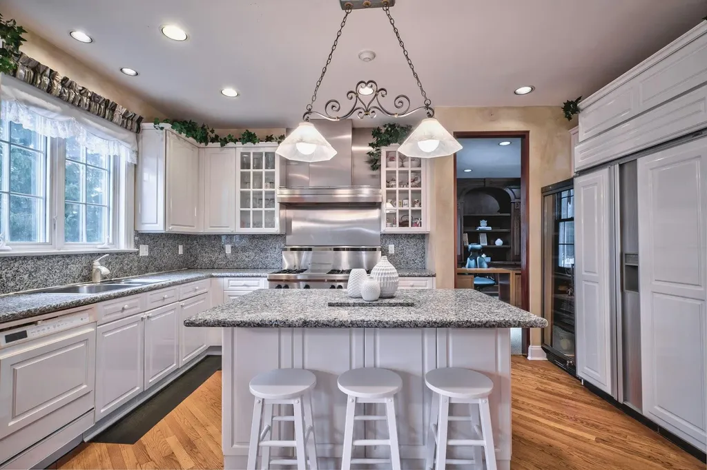 8 Meadow Lane Manhasset NY 11030