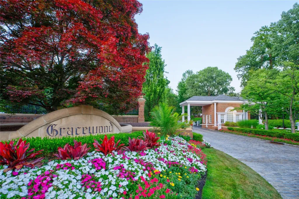 8 Meadow Lane Manhasset NY 11030