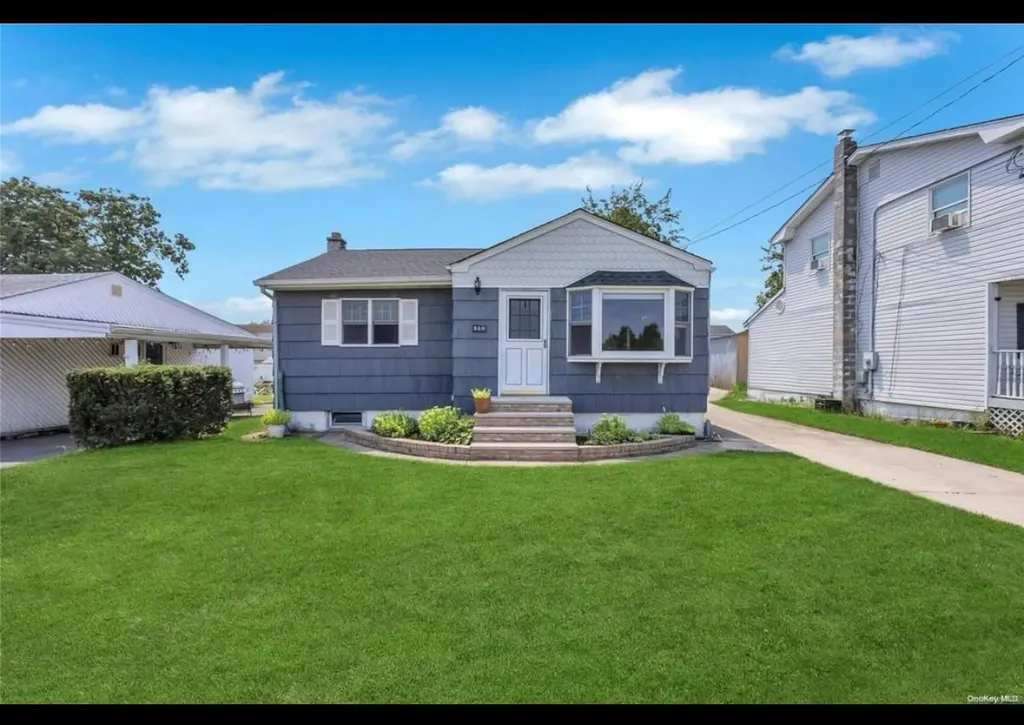 549 N Monroe Avenue Lindenhurst NY 11757