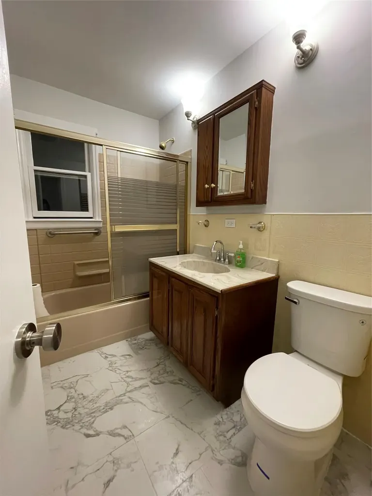 549 N Monroe Avenue Lindenhurst NY 11757